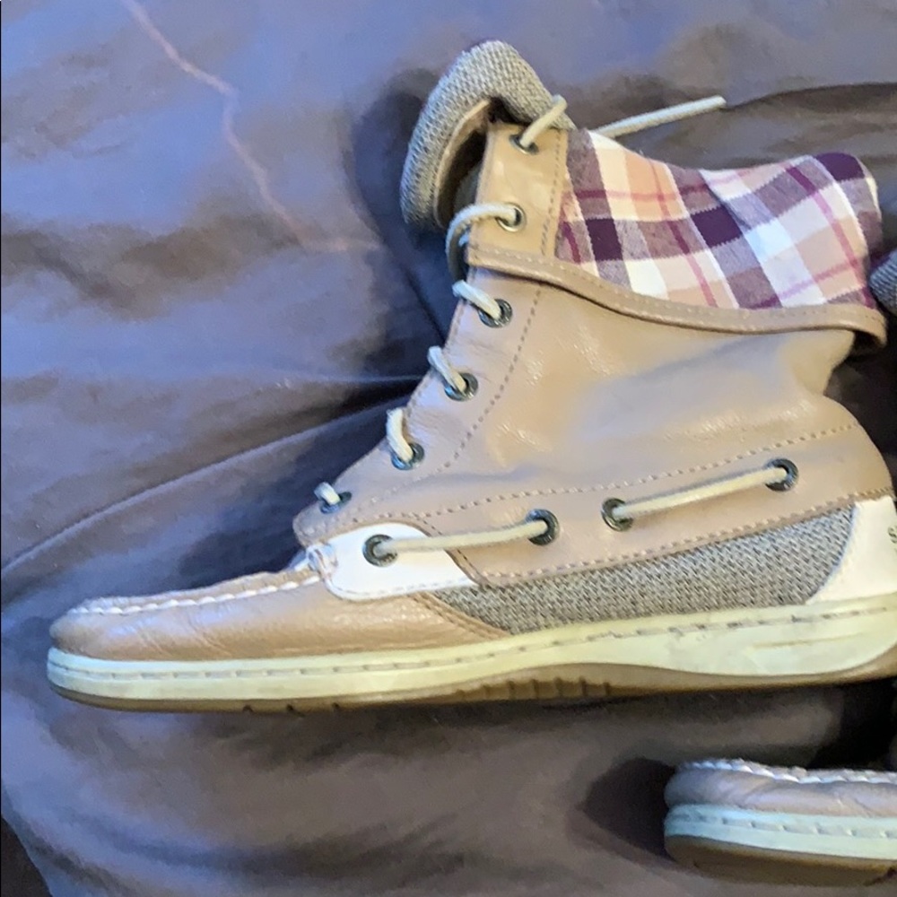 Sperry size 8 leather with flannel